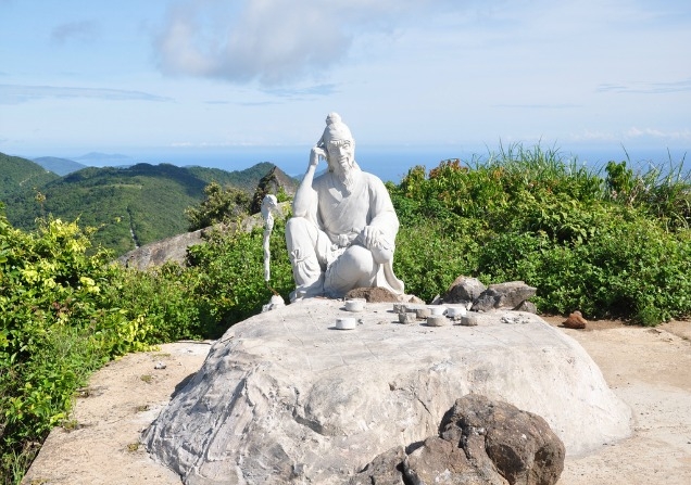 Tiên ông trầm tư bên bàn cờ trên đỉnh núi.
