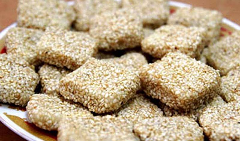 Bánh khô mè Cẩm Lệ truyền thống