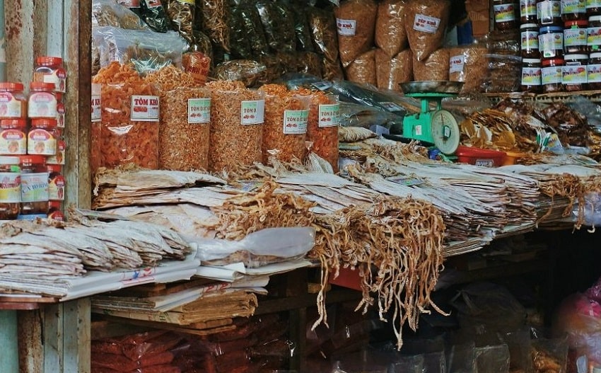 Mực khô chợ Cồn bày bán rộng rãi